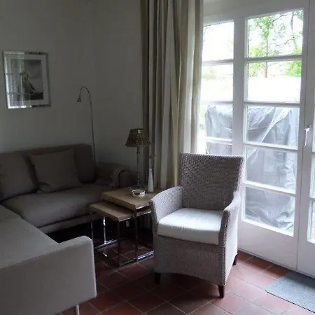 Reetdachhaushaelfte-1 *