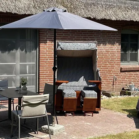Reetdachhaushaelfte-1 Holiday home *