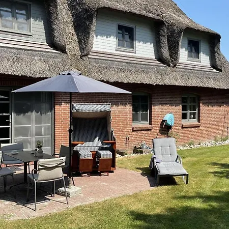 Holiday home Reetdachhaushaelfte-1 *