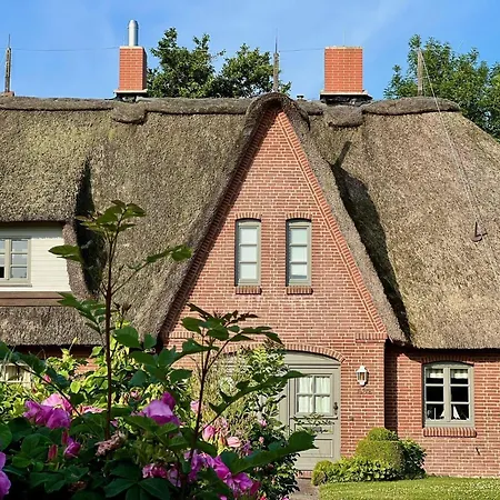 Reetdachhaushaelfte-1 Holiday home *