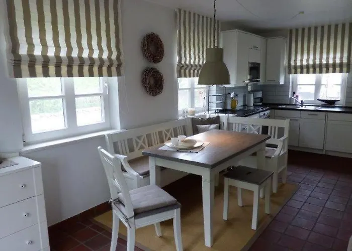 Reetdachhaushaelfte-1 *