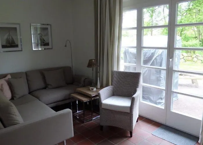 Reetdachhaushaelfte-1 *